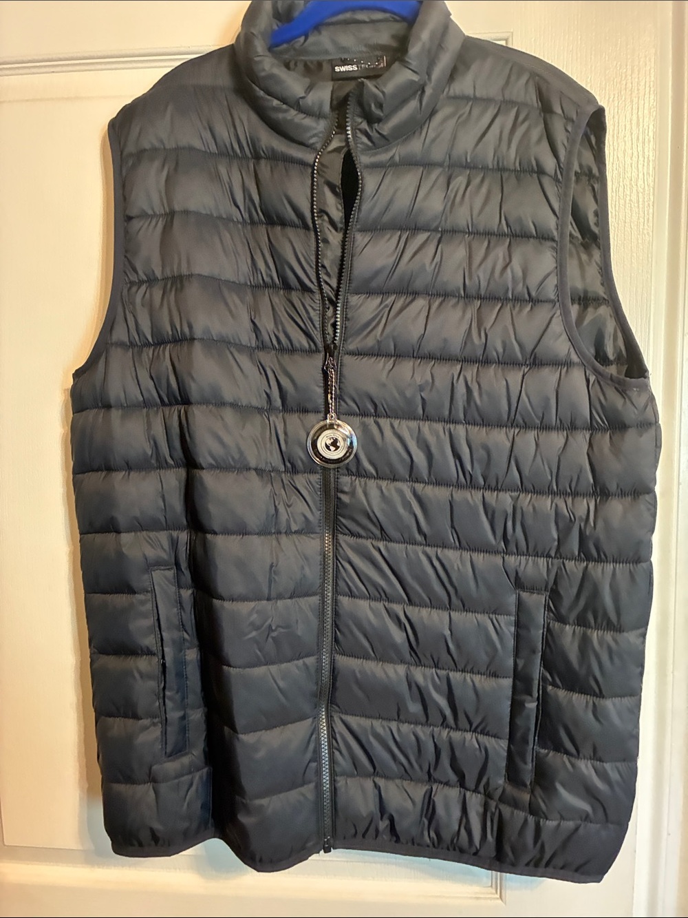 Swiss Tech Men’s Quilted Puffer Vest - Black / on collar  Blue